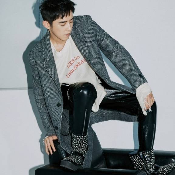 袖口|梁靖康怎么想的？西装外套拼接上“破烂”袖口，这样的时尚太难懂