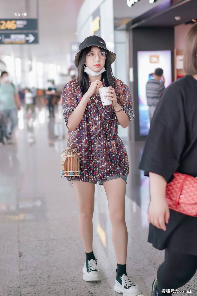 程潇|程潇走机场拎着15万的小鸟笼，这也太可爱了吧