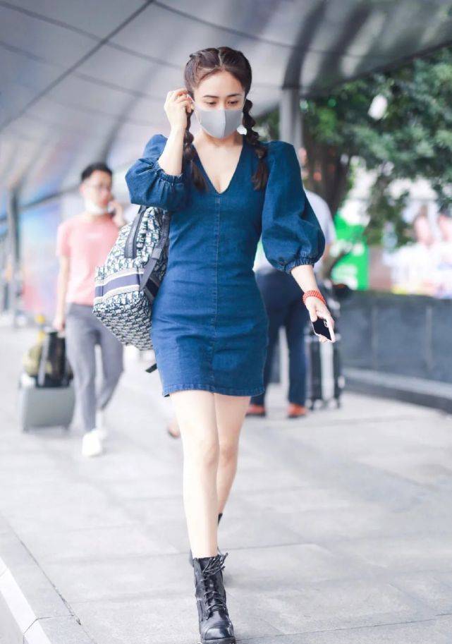 机场|小娇妻刘芸现身机场,穿复古深V牛仔裙配“糖葫芦辫”,娇俏迷人