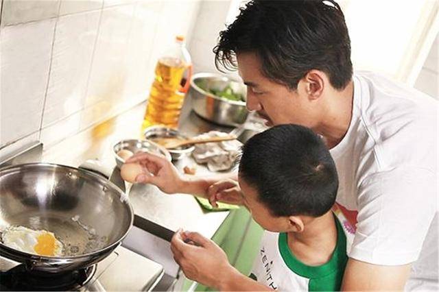房间|镜头下房间杂乱被吐槽邋遢：人间真实赵丽颖起床“练腹肌”