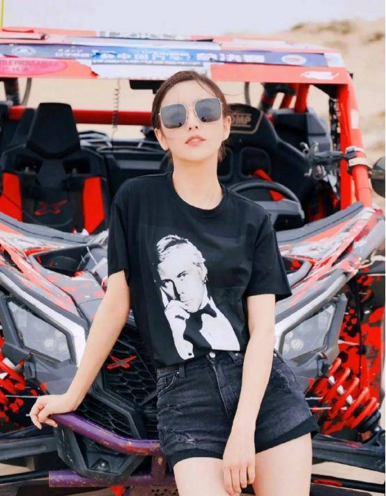 短裙|佟丽娅好有女人味，一袭黑色小短裙秀身材，“豆腐腿”好抢眼