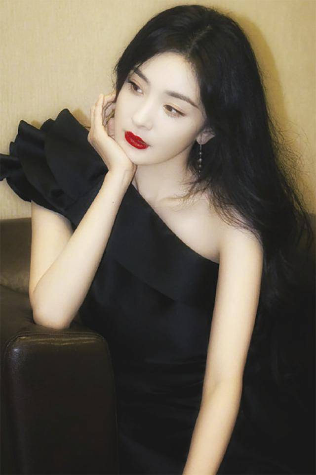 上都|杨幂造型翻车!代言品牌服装上都是金链条,像炫富的网红一样!