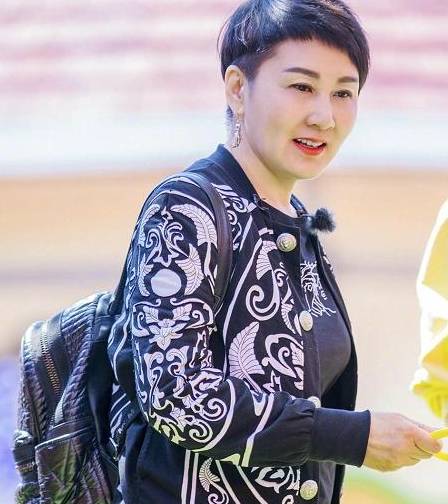 毛寸|“国民丈母娘”张凯丽走机场，鬓角剃的比毛寸还短，看着就不好惹