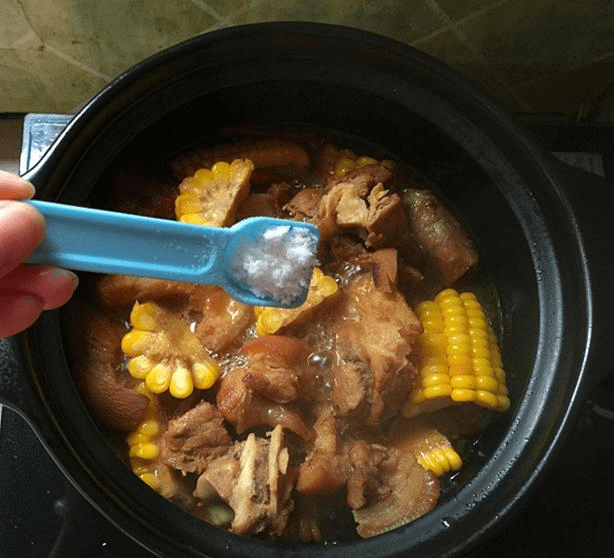 啤酒炖猪脚配什么菜 2c55b54752cf4cb893505f63ea118a50.png