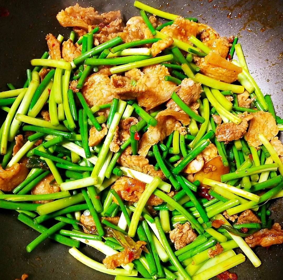 蒜薹|教你这样做，蒜苔翠绿，还更入味好吃做蒜苔炒肉时别直接下锅炒