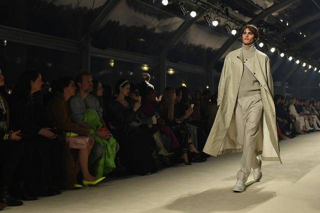 身材修长|他15岁出道成为高奢代言人，身材修长长相老气，被嘲不如老爸？