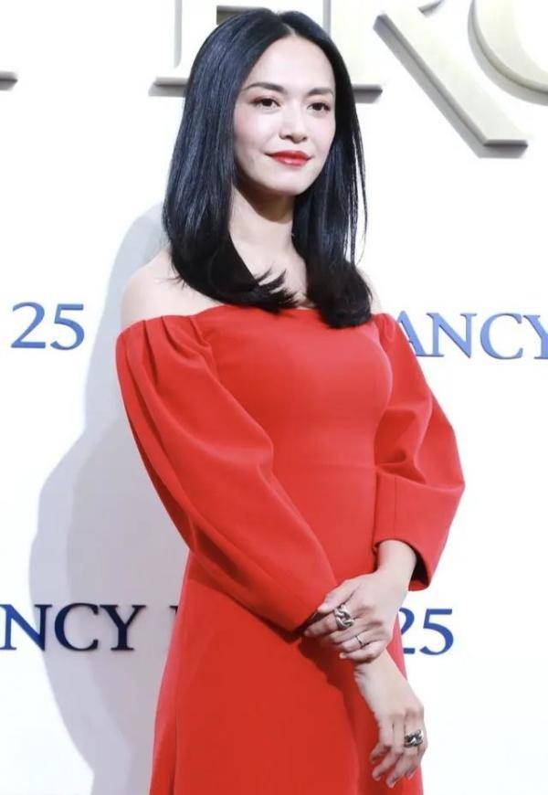 红色|姚晨真是美到骨子里，一袭红裙妩媚动人，气质出众尽显高级感