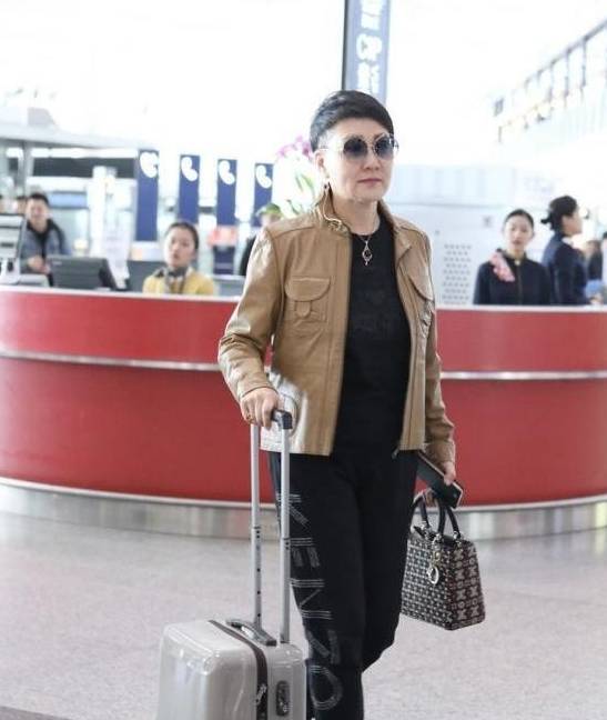 毛寸|“国民丈母娘”张凯丽走机场，鬓角剃的比毛寸还短，看着就不好惹