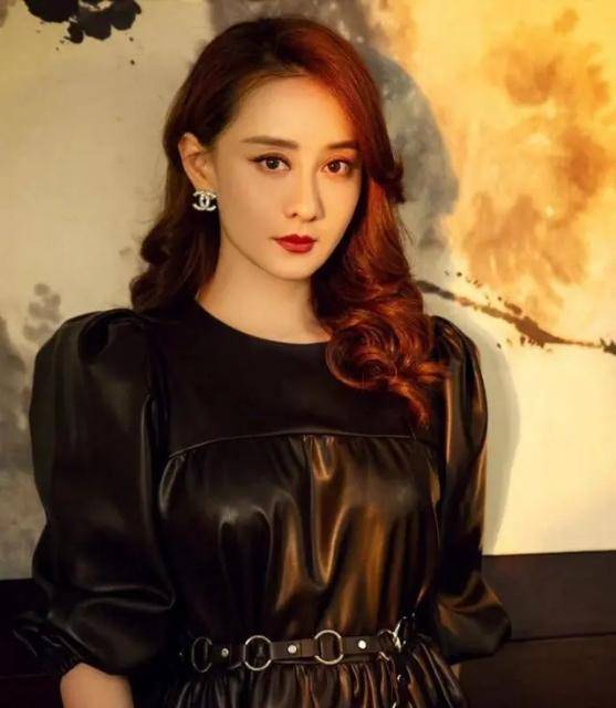 野性|陈德容胆子还挺大，穿短皮裙配黑丝袜挺“野性”，40多岁不显老态