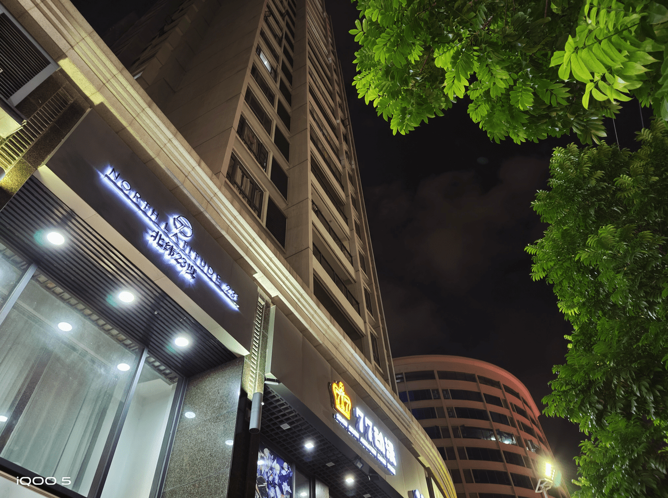 样张|不只夜景照片出众,iQOO 5样张解析,人像照片也不错