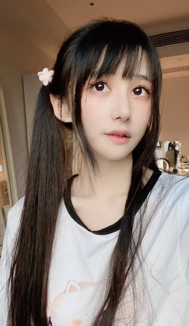 裙子|冯提莫的双马尾有多“嫩”？穿上JK小裙子，不输蔡萝莉学生装