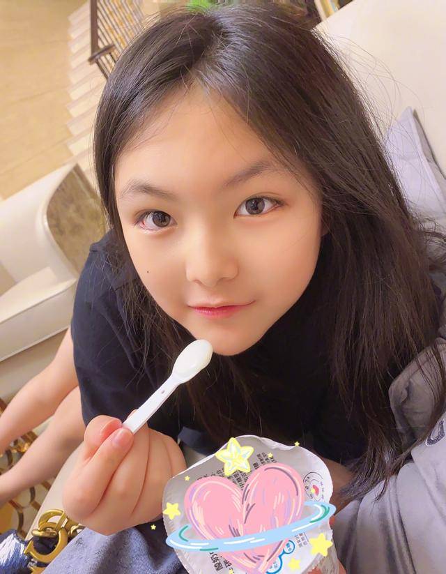 心肝宝贝|原创李湘晒女儿喝酸奶，喊心肝宝贝心情好，王诗龄尖下巴、大长腿抢镜