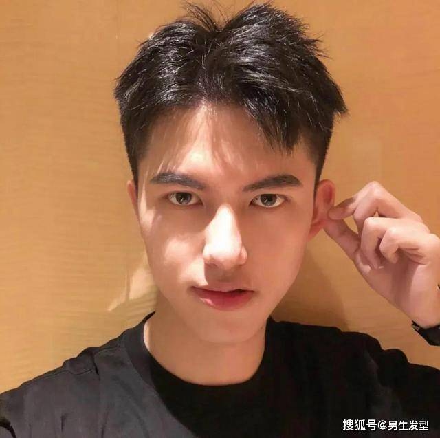 短发|男生不要留“过耳”发型了，这4款短发干净帅气，很适合天热剪