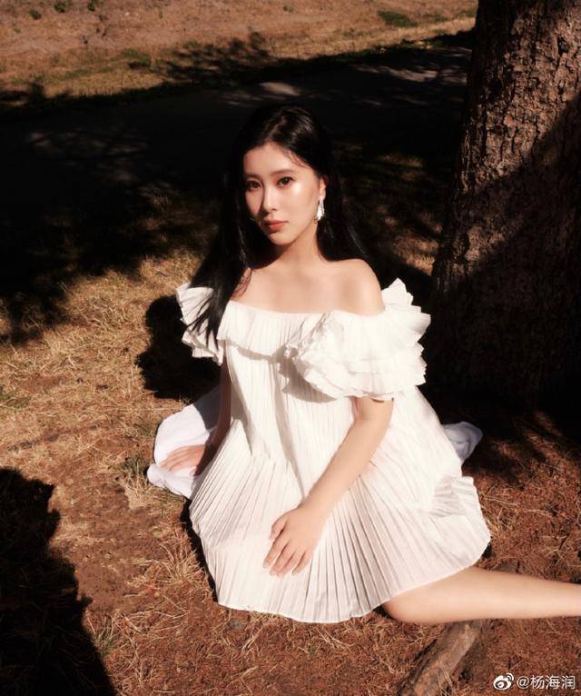 继母|黄圣依继女近照,素颜出镜皮肤略松弛,18岁显老相不及继母会保养