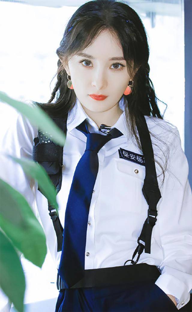 上都|杨幂造型翻车!代言品牌服装上都是金链条,像炫富的网红一样!