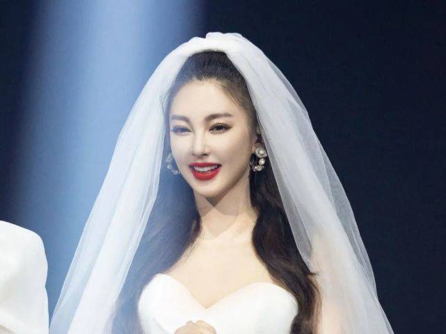 鹿晗|为跟前老板暗中较量，被嘲蹭热度无底线的她冤不冤？