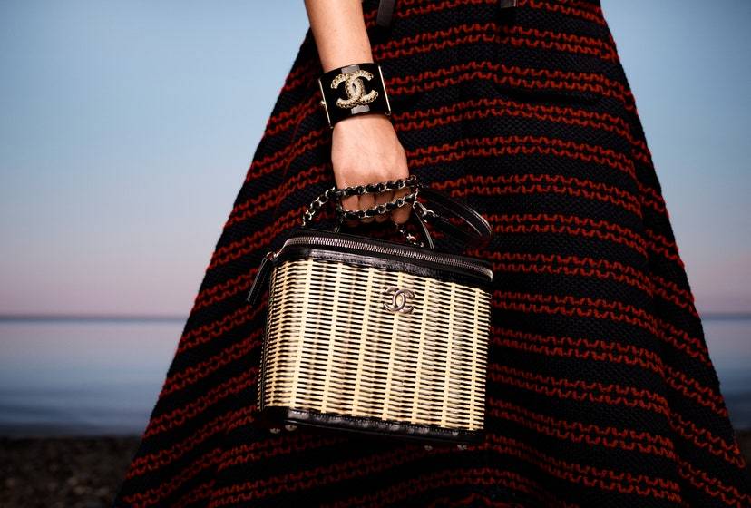 度假|盘点香奈儿2021度假系列最值得下手的包包，三个原则轻松驾驭所有
