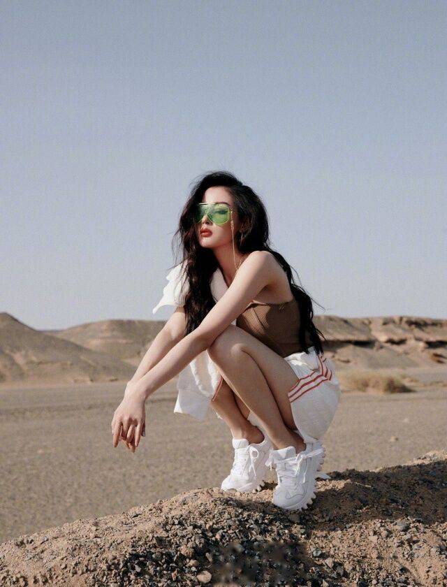 徐冬冬|张天爱晒照引热议，被指秀身材没底线，徐冬冬不打擦边球也很猛