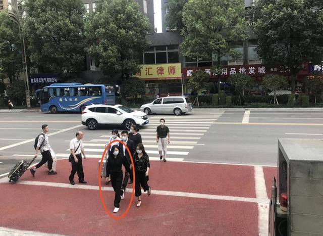 妈妈|原创妈妈被撞案开庭审理，谭松韵一身黑色素衣现身，情绪稳定