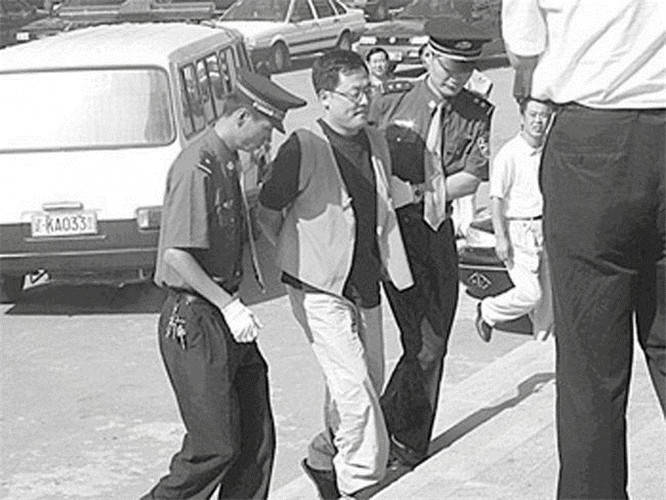 他26岁创业,30岁成亿万富翁,却被仇恨蒙蔽双眼