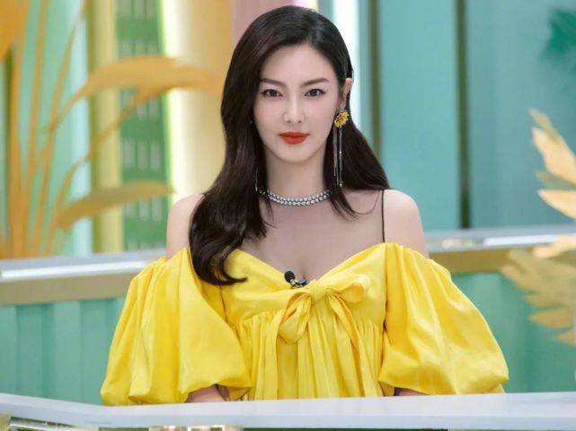 鹿晗|为跟前老板暗中较量，被嘲蹭热度无底线的她冤不冤？