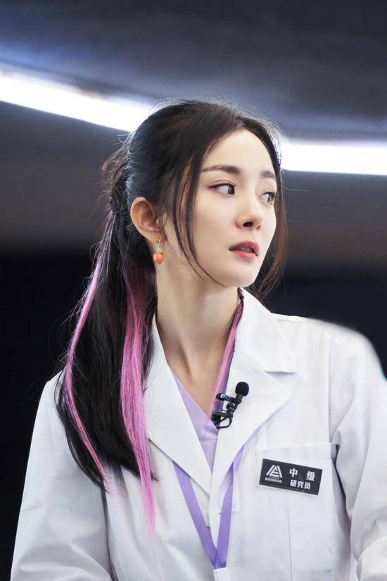 杨幂|靠一根发圈就变得又潮又粉嫩 杨幂也太会了吧