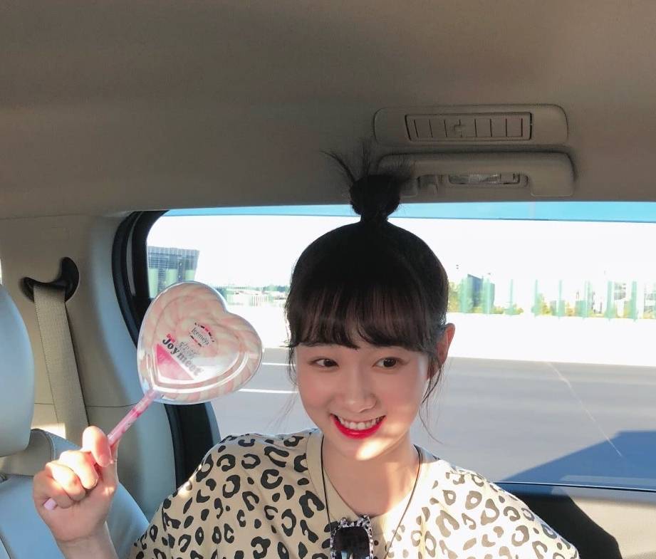 袜子|“小豆子”李子璇太萌了！穿背带裤可爱摆拍，袜子还“穿错”颜色