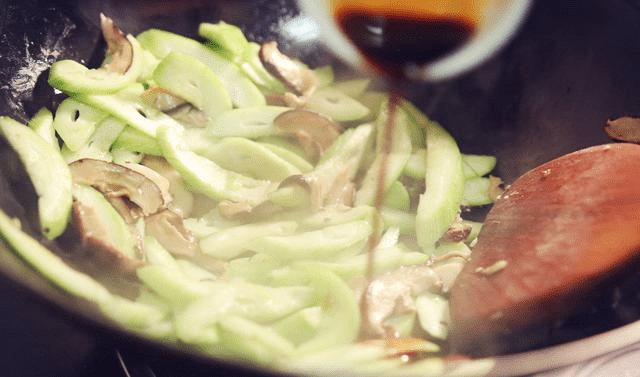 丝瓜配什么炒好吃又减肥 cb0909a62497426e8a413e2c041aa64e.png