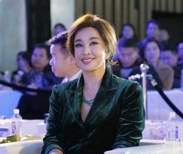 芭比|65岁刘晓庆参加活动，穿芭比粉风衣长裙，比年轻主持人还有气势