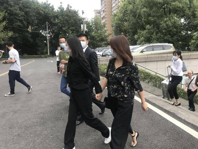 妈妈|原创妈妈被撞案开庭审理，谭松韵一身黑色素衣现身，情绪稳定