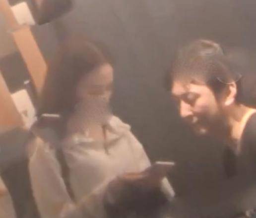 甜仇官宣与王思聪分手，疑好友发声：她要的是
