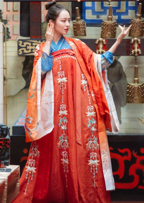 郎朗|又被吉娜美到！穿“无痕裙”大胆露面，同行郎朗的眼神亮了