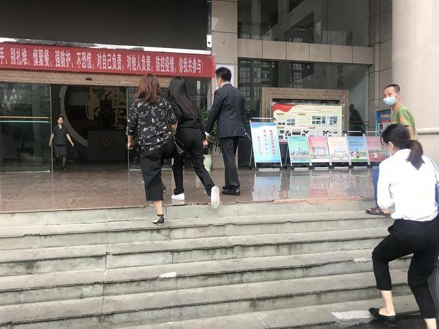 妈妈|原创妈妈被撞案开庭审理，谭松韵一身黑色素衣现身，情绪稳定