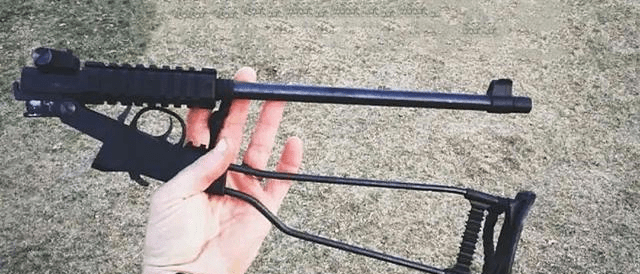 该枪射程不远 威力也不大 却以轻重量和易携带成为野外生存名枪