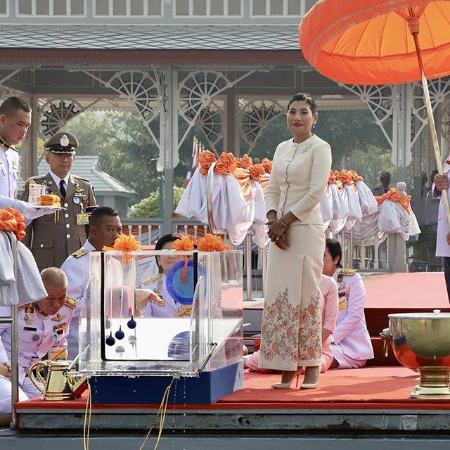 Siri|泰王二公主太飒了！在法国参加赛马，国王爸爸却在德国喜迎诗妮娜