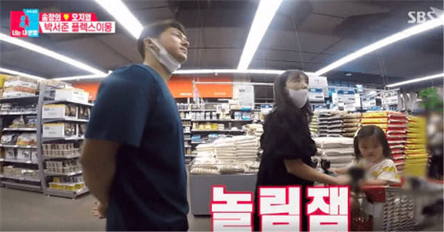 韩国明星夫妇带女儿逛超市,不戴口罩被网友骂惨了