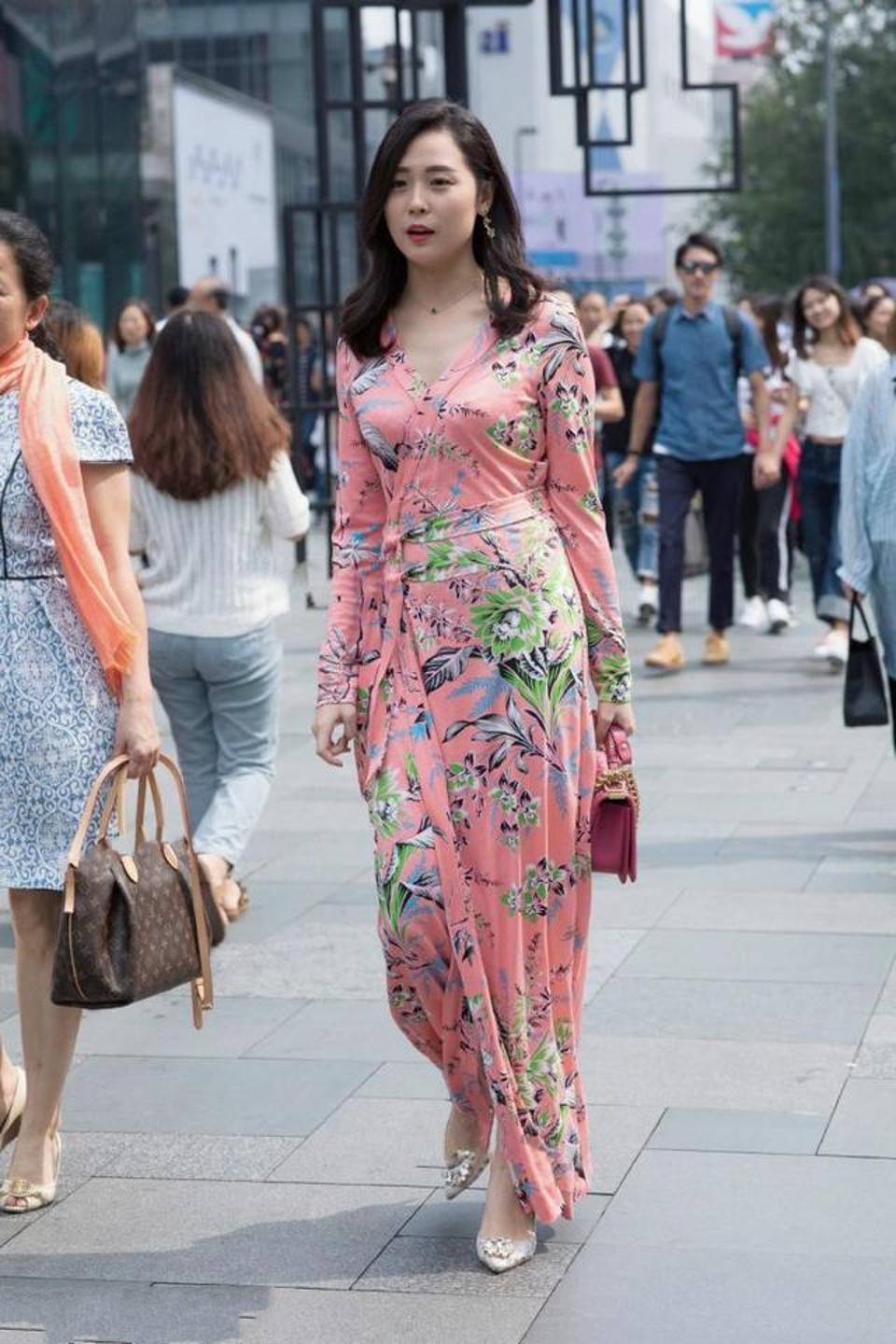路人街拍美女踩着一双银色一字带细跟凉鞋尽显女性风采