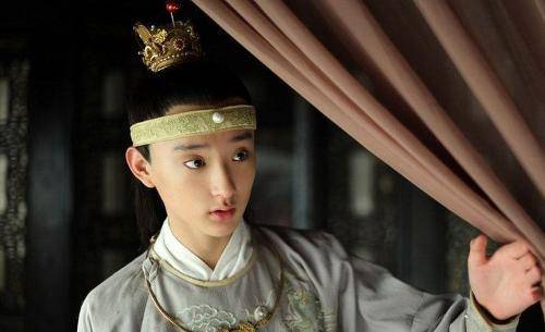 网友|原创前有海陆，后有陈小纭，于小彤为何对姐弟恋情有独钟？