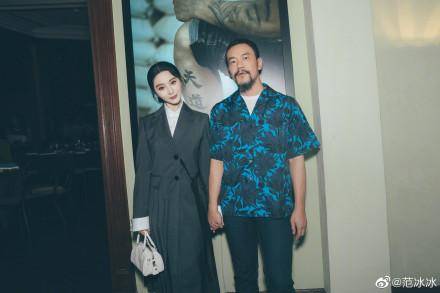 礼貌性|范冰冰舍娇兰女王红低调出席艺术展,礼貌性着装细节上给足女主人赵涛面子