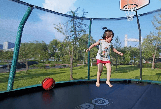 孩子|女童被风筝甩至半空，所幸只是惊吓，群众的举动真的太暖了