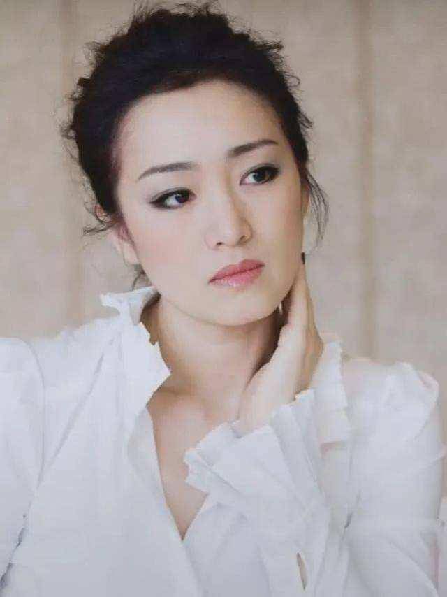 中国|原创巩俐与音乐大师婚后不和?幸福肥加十指扣,有你羡慕的模样