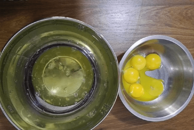 怎样煮鸡蛋才能不让蛋黄和蛋白分开 b5ba7baa98b14beb92652ebbc16311ab.png