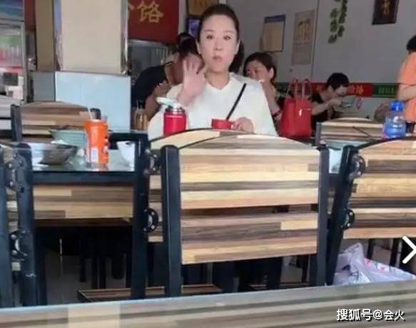 豪宅|原创苗圃街边吃面条很朴素，嫁大21岁老公住宽敞豪宅，生活却接地气