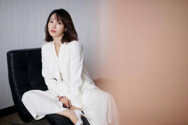 白百何|白百何也走“女总裁”路线了，身穿白色西装配阔腿裤，干练又时髦