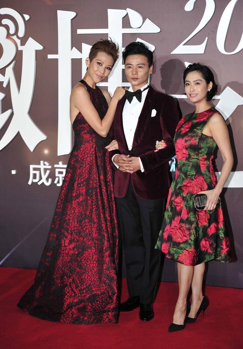 蔡少芬|蔡少芬和朱茵姐妹同框，都穿红色系裙子，一高一低好可爱