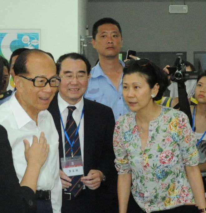 曾助|周凯旋带保镖随行气场足，曾助李嘉诚轻松化解危机，人生顺利逆袭