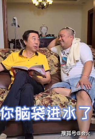 孙子|原创62岁冯巩演出竟也会紧张？候场沉默不语一动不动，身上西装皱皱巴巴