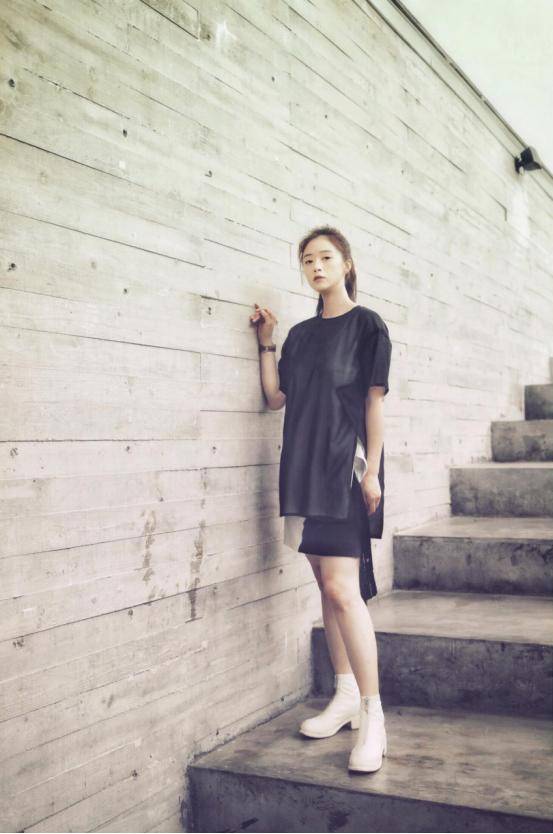 高调|蒋欣瘦下来好美,身穿黑色针织衫高调秀身材,“小鸟腿”好抢眼