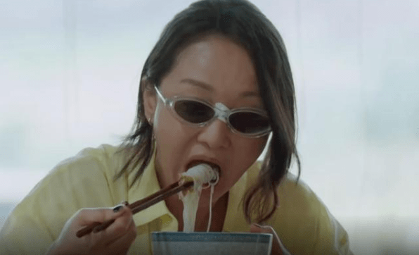 周迅颜值下跌严重,脸部泛红皱纹明显
