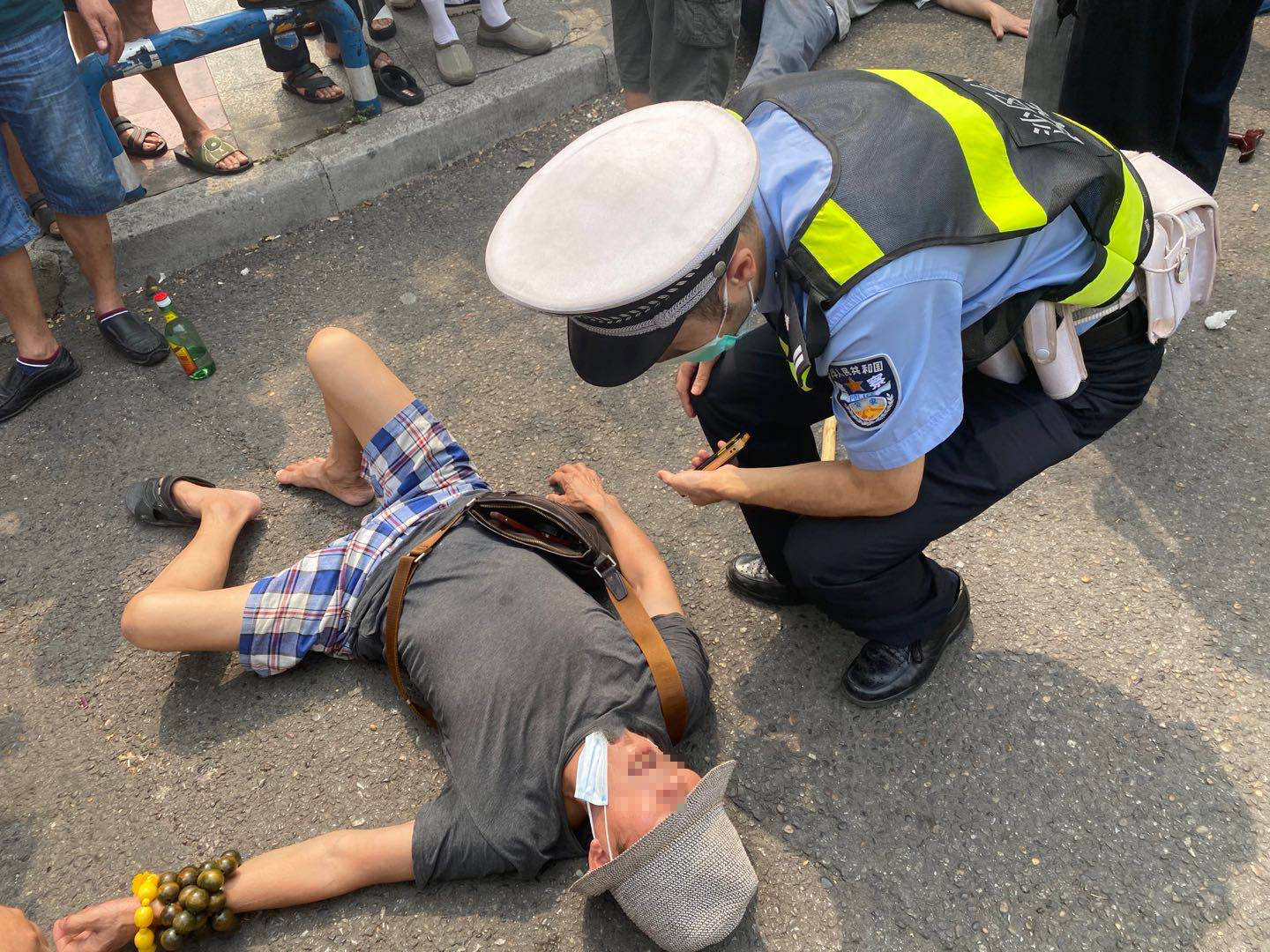 两花甲老人以酒会友醉倒路边 民警：喝酒切勿贪